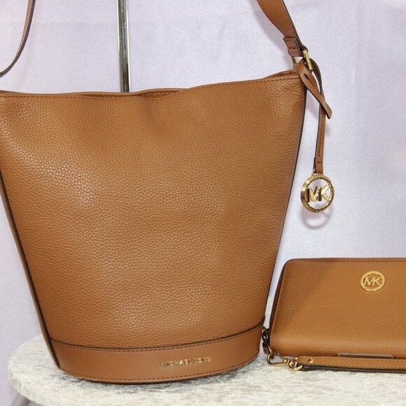 Michael Kors Pebbled Leather Bucket Bag & Jet Set Continental Wallet Set – Acorn - Picture 2 of 13